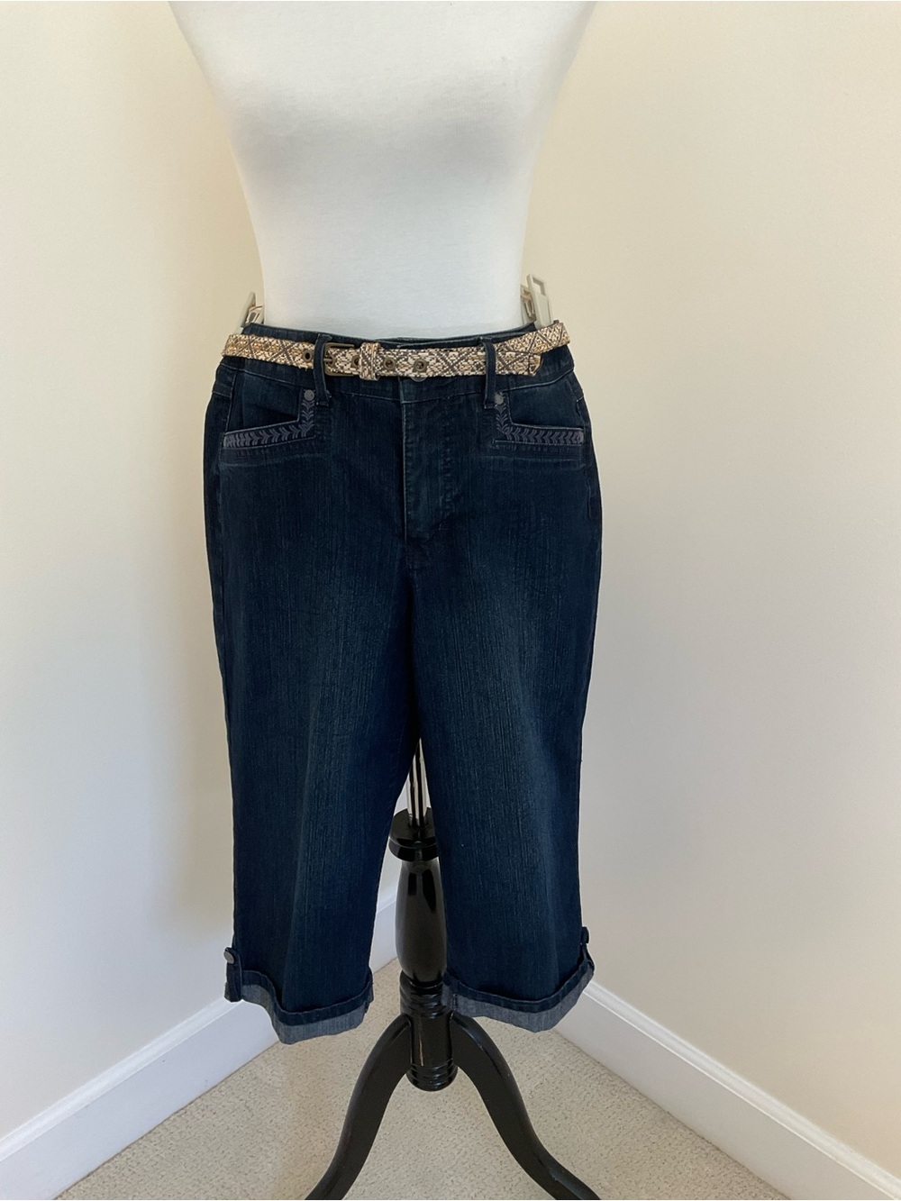 Gloria Vanderbilt Dark Indigo Skimmer Capris Jeans with Woven Tan Belt Accent